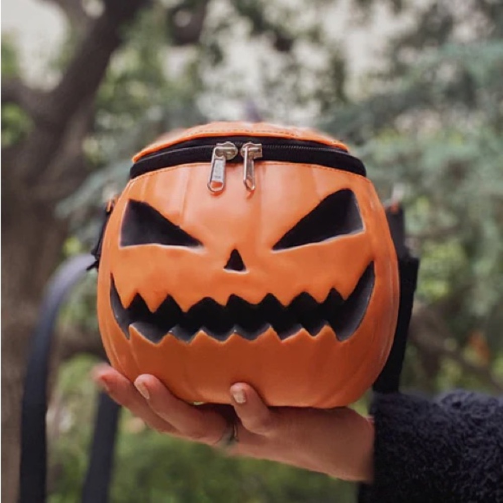 La femme en noir sleepy Hollow headless Huntsman Halloween pumpkin Crossbody bag